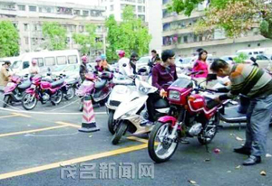 26日迎來摩托入戶辦理高峰 油四路交警站昨受理500輛
